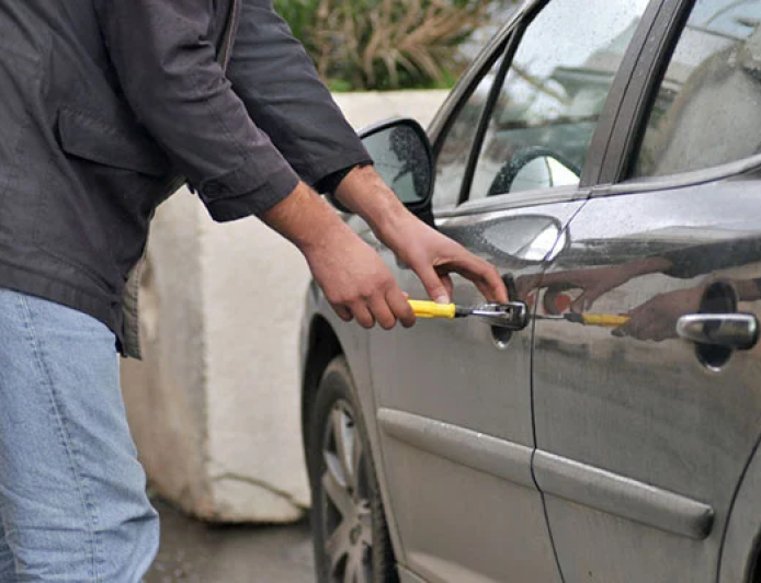 محاولة سرقة مركبة سياحيّة في حي "uv2" بسيدي عمار