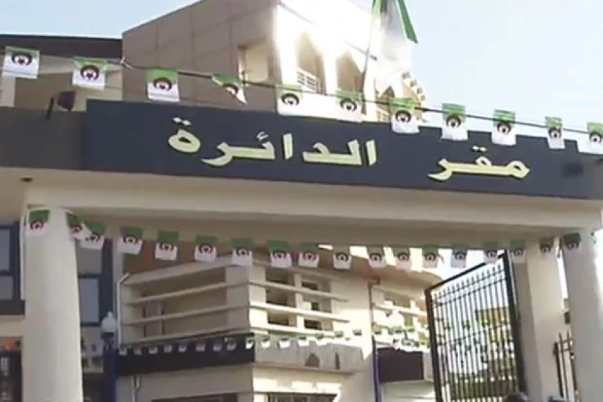 رئيس الدائرة يجتمع  مع ممثلي عمال بلدية عنابة 