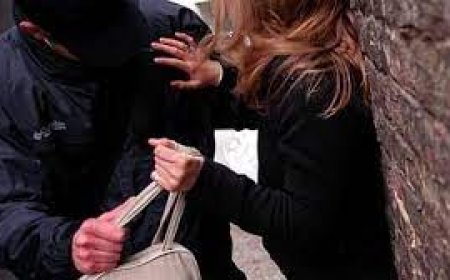 عشرينية  تتعرّض لسرقة مبلغ مالي مع تهديدها بواسطة خنجر في الحجار