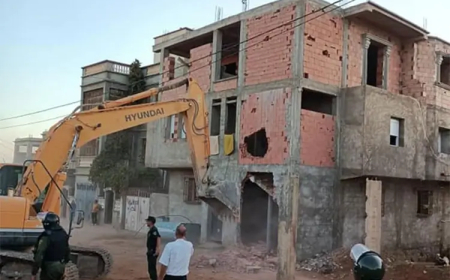 مصالح بلدية البوني تباشر عملية هدم البنايات غير المشيدة قانونيا