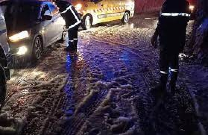 إنقاذ عائلة حاصرتها الثلوج