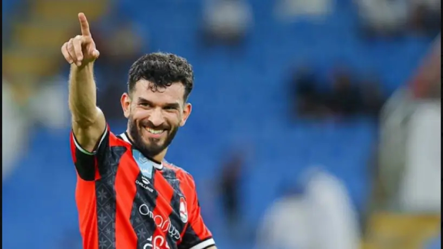 دوري "روشن" السعودي يتغنى باللاعب الجزائري امير سعيود