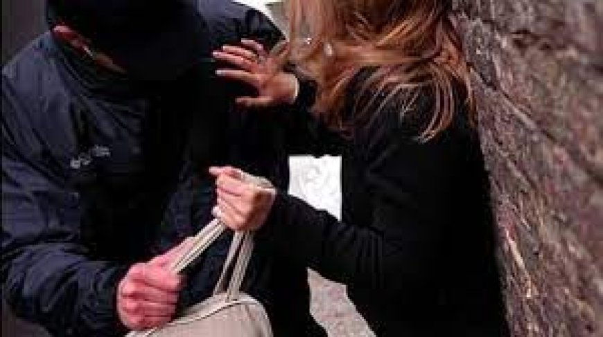 عشرينية  تتعرّض لسرقة مبلغ مالي مع تهديدها بواسطة خنجر في الحجار