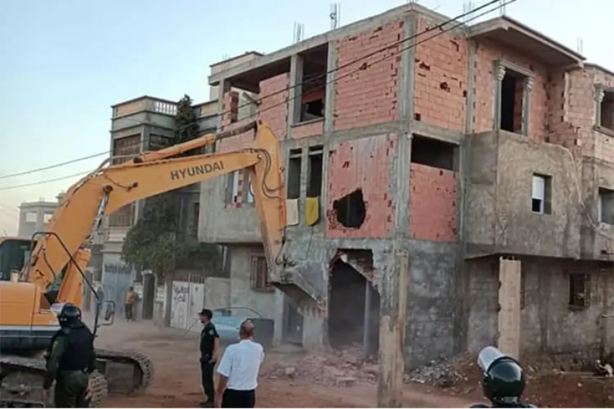 مصالح بلدية البوني تباشر عملية هدم البنايات غير المشيدة قانونيا