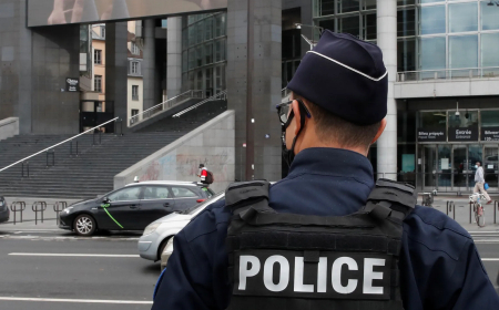 جرحى في عملية طعن بباريس والشرطة تستبعد دافع الإرهاب