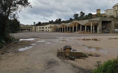 محطة المسافرين ببلدية فلفلة بسكيكدة هيكل دون روح