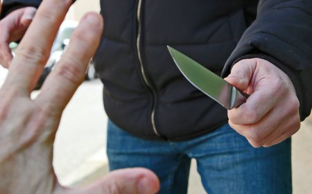 شاب يتعرّض لإصابات خطيرة بعد تلقّيه طعنتين في القلب