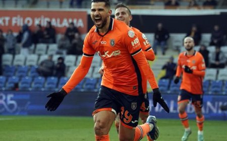 مهدي عبيد يهدي فريقه التركي باشاك شهير فوزا ثمينا