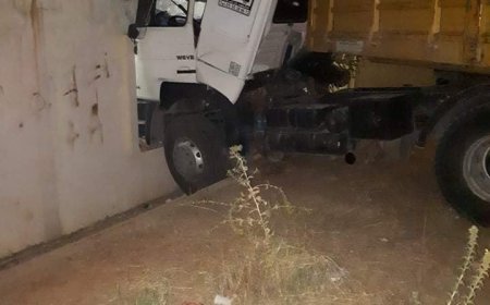 اصطدام شاحنة بجدار بناء فوضوي ببوخضرة 3 