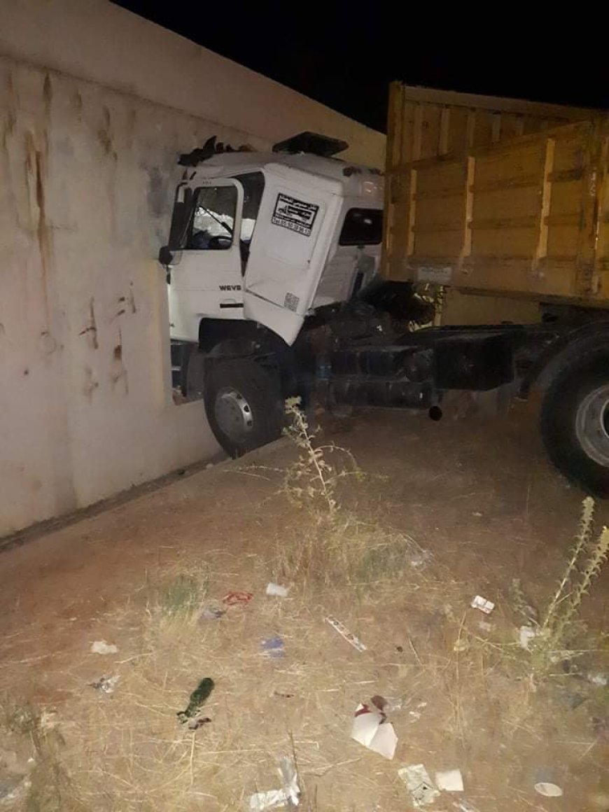 اصطدام شاحنة بجدار بناء فوضوي ببوخضرة 3 