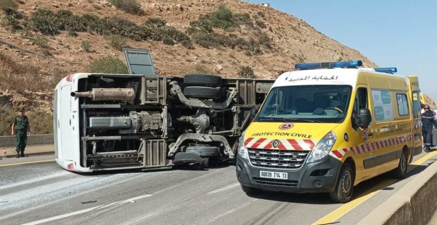 بشار: اصابة 11 شخصا في تصادم حافلة وشاحنة