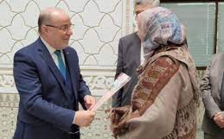 بلمهدي" يكرمهن"