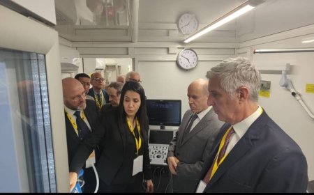  سايحي  يستلم عيادتين متنقلتين