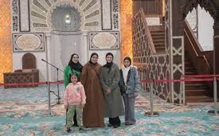 عائلة فلسطينية تزور جامع الجزائر