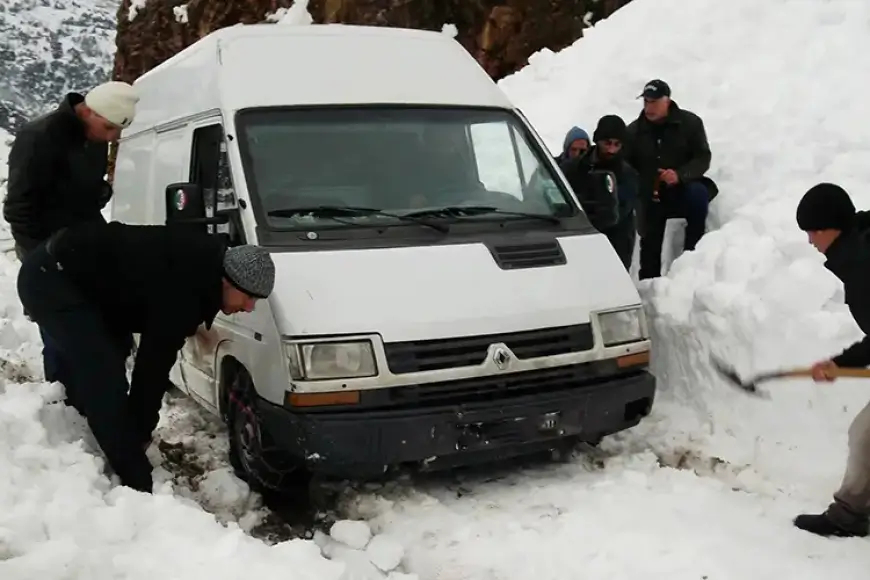 تيزي وزو:  الثلوج تعزل عدة قرى و مداشر و تغلق عدة طرقات وطنية و ولائية 