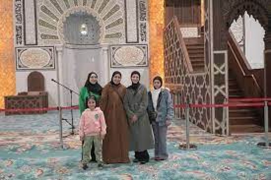 عائلة فلسطينية تزور جامع الجزائر