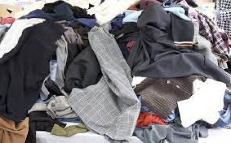 مواطنون ليجؤون إلى "البالة" من أجل إقتناء كسوة العيد لأبنائهم في عنابة