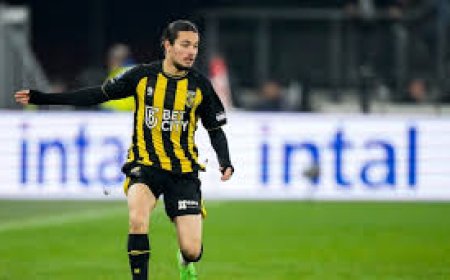 مدرب فيتسيه أرنهيم الهولندي يهاجم لاعبه الجزائري أنيس حاج موسى ويتهمه بقلة الاحترافية