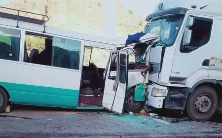 06 جرحى في حادث اصطدام حافلة بشاحنة بباتنة 