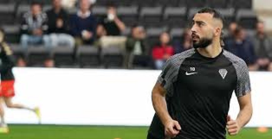 لاعب الخضر ايناس عبدلي هداف وينقذ فريقه انجيه من السقوط في فخ الهزيمة 