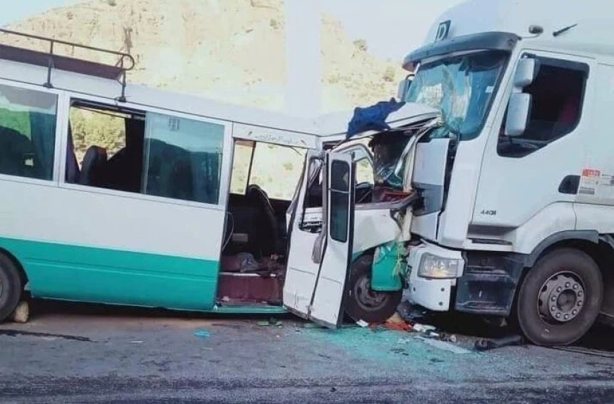 06 جرحى في حادث اصطدام حافلة بشاحنة بباتنة 