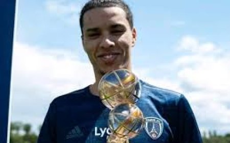 لاعب الخضر ايلان قبال يستلم جائزة افضل ممر حاسم في دوري الدرجة الثانية الفرنسية