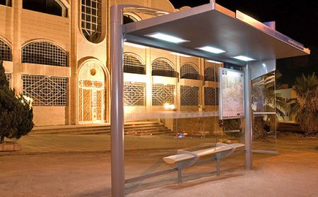 شاب يتطوع ببناء موقف للمسافرين