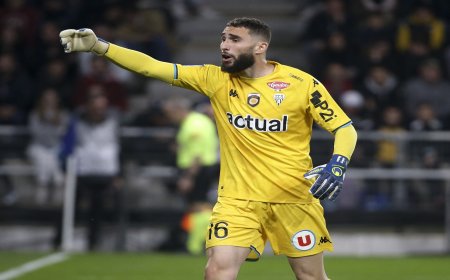 ازمة حقيقية يواجهها حارس الخضر انتوني ماندريا في فريقه كون الفرنسي