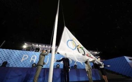 فرنسا ترفع علم الأولمبياد الشهير بالمقلوب!