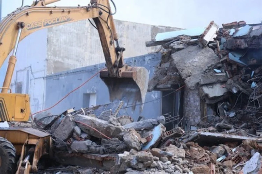 بلدية البوني تهدم سكن فوضوي بجمعة حسين