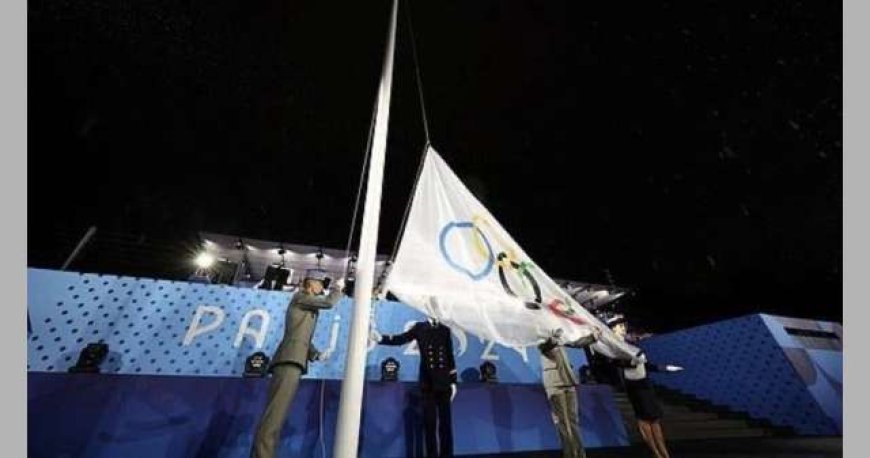 فرنسا ترفع علم الأولمبياد الشهير بالمقلوب!