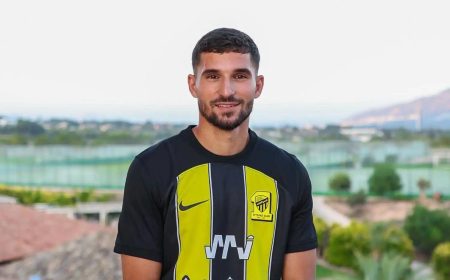 أسطورة نادي اتحاد جدة السعودي يدافع عن لاعب الخضر حسام عوار