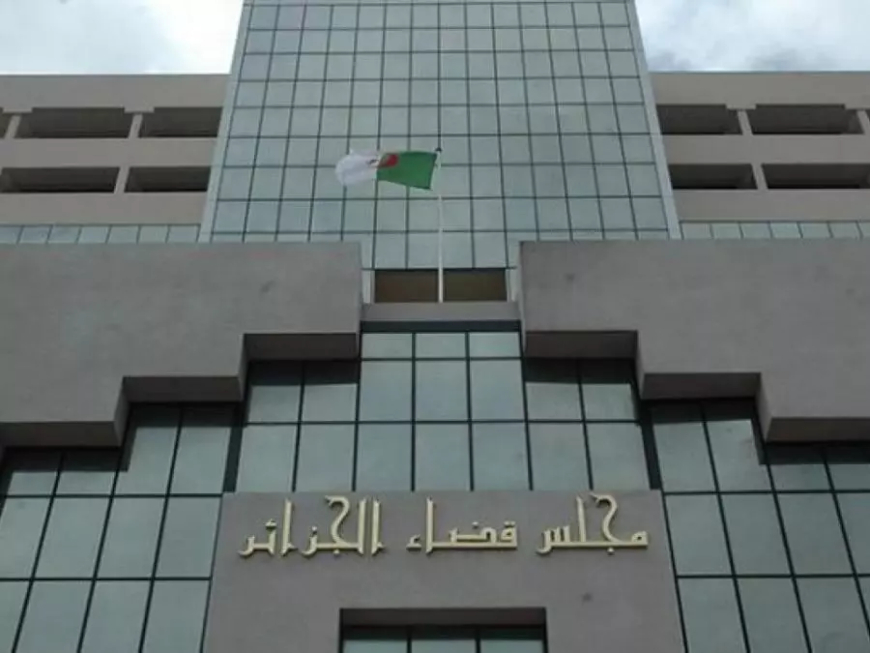 راغبون في الترشح للرئاسيات متهمون بـ "شراء التوقيعات" 