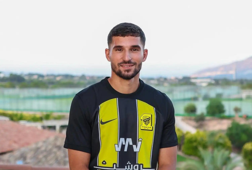 أسطورة نادي اتحاد جدة السعودي يدافع عن لاعب الخضر حسام عوار