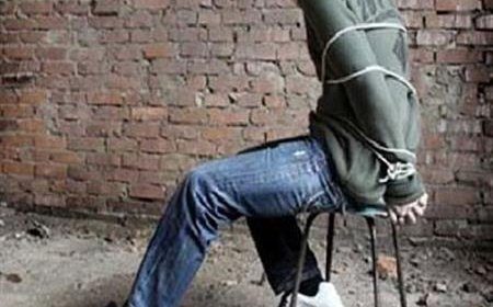 إختطاف شاب مع تكبيل يديه وإحتجازه داخل منزل فوضوي في الحجّار