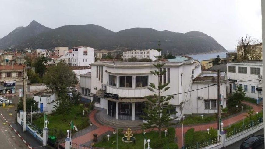 عمال و موظفي بلدية القل بسكيكدة يحتجون