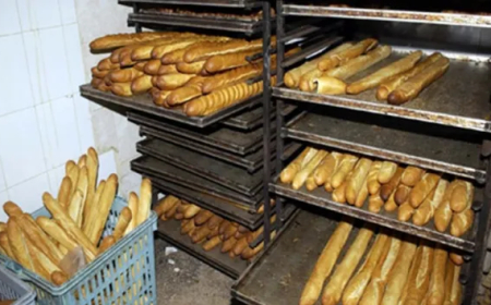 الخبز يعرض في الأسواق و الأرصفة بسكيكدة