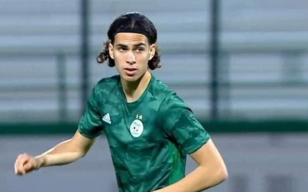 عوار يدافع عن زروقي ويصفه بالأكثر ذكاء بين لاعبي الخضر