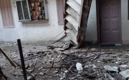 انهيار جزء من بناية هشة بداخلها عشرات العائلات بالفوبور في سكيكدة