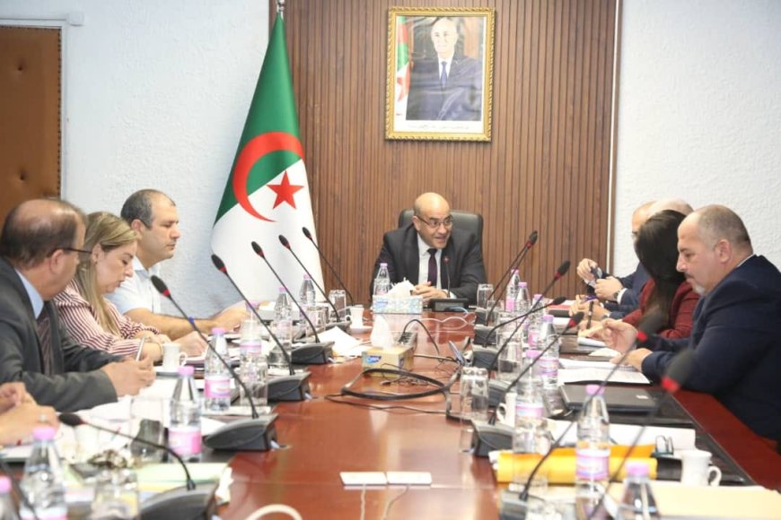 وزير النقل يترأس اجتماعا تحضيرا لموسم الحج 2025
