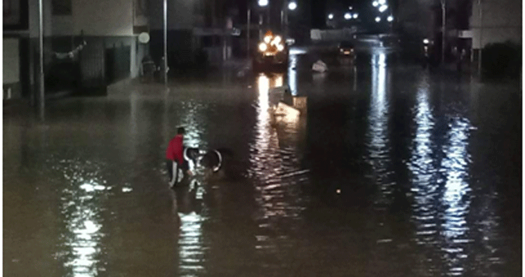 اول سيول الخريف تغرق عدة احياء ببلدية عنابة