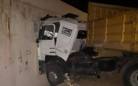 شاحنة تخترق منزل وتدمر مركبتين بالعوانة بجيجل