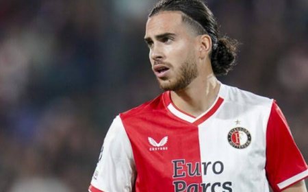 مدرب فينورد روتردام الهولندي يدافع عن لاعبه الجزائري رامز زروقي