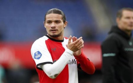 ثنائي المنتخب الهولندي السابق ويسلي شنايدر ورفاييل فان دير فارت يفتحان النار على مدرب فينورد