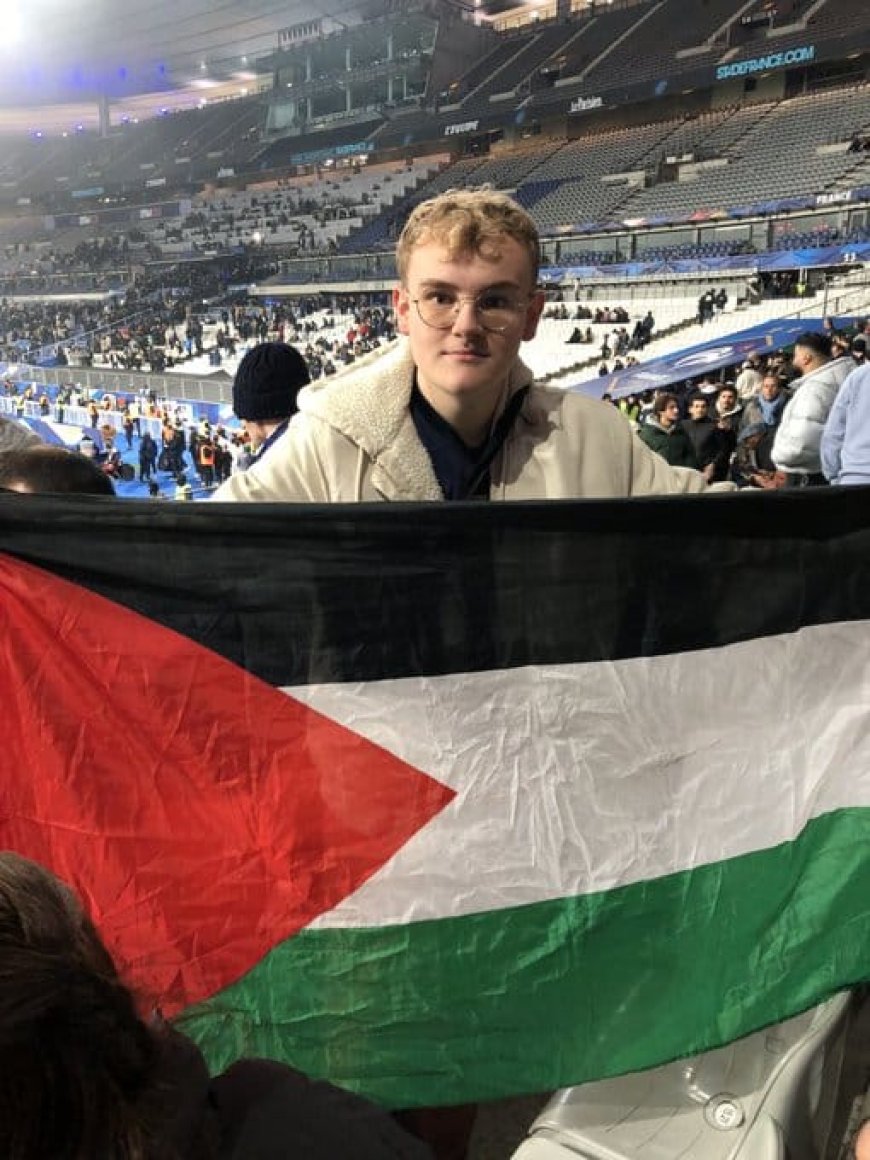 مشجع فرنسي يرفع علم فلسطين