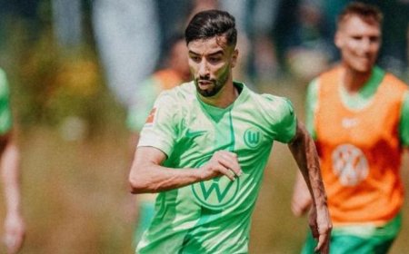 مدرب فولسبورغ الألماني يواصل التغني بعمورة ويعدد نقاط قوته