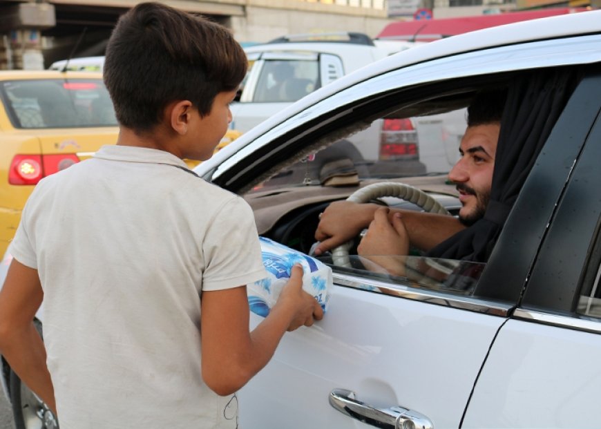 عنابة: اطفال  معلوزين يتحدون الواقع بامتهانهم بيع المناديل الورقية بالشوارع