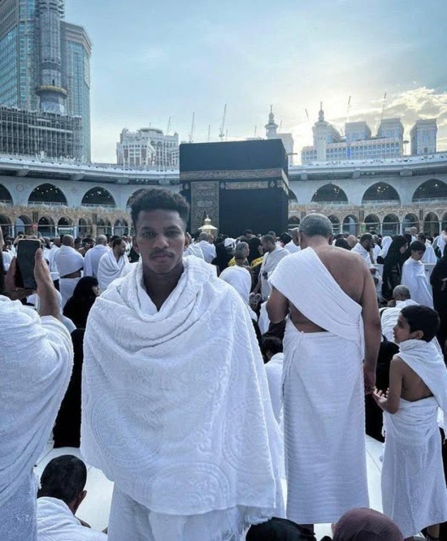 صور لبوداوي وهو يؤدي مناسك العمرة تثير اعجاب الجزائريين