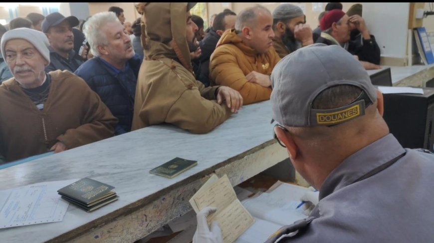 توافد كبير للمسافرين الجزائريين والتونسيين عبر مركزي بوشبكة ورأس العيون بتبسة عشية رأس السنة 