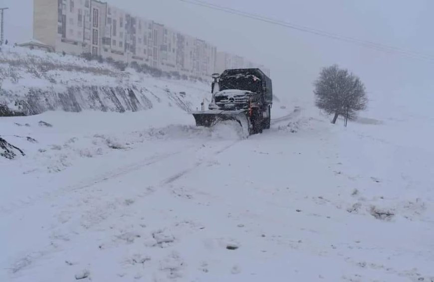 الثلوج تلبس مرتفعات الأوراس الحلة البيضاء وسط تحذيرات من مخاطر الاضطرابات الجوية
